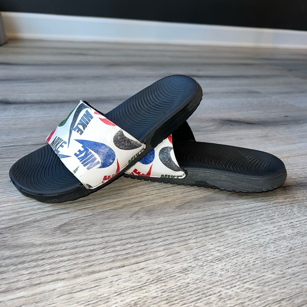 Nike slides. Multi color. Size:2Y